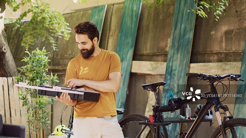 男人在院子里检查自行车工具箱图片素材