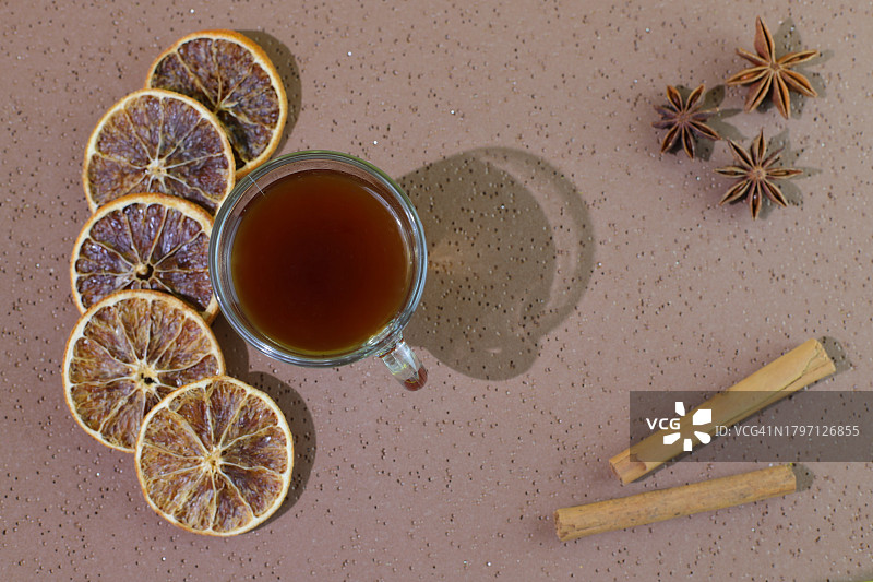 西班牙木制背景上的橙色肉桂和茴香图片素材