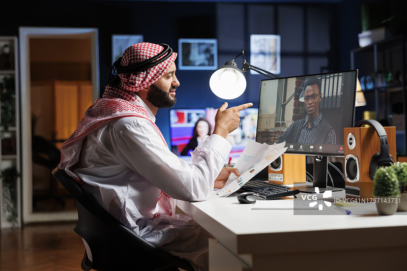 电脑程序员在办公室的桌子上用笔记本电脑编码的侧面照图片素材