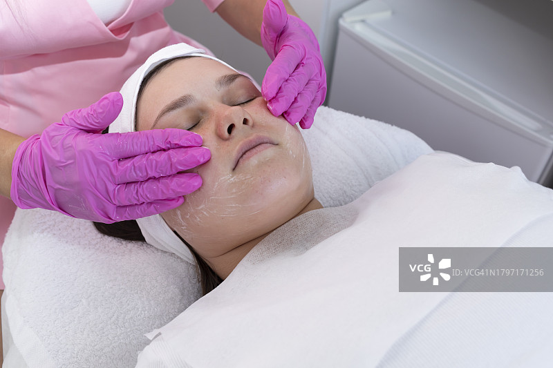 美容师为女顾客做面部护理图片素材