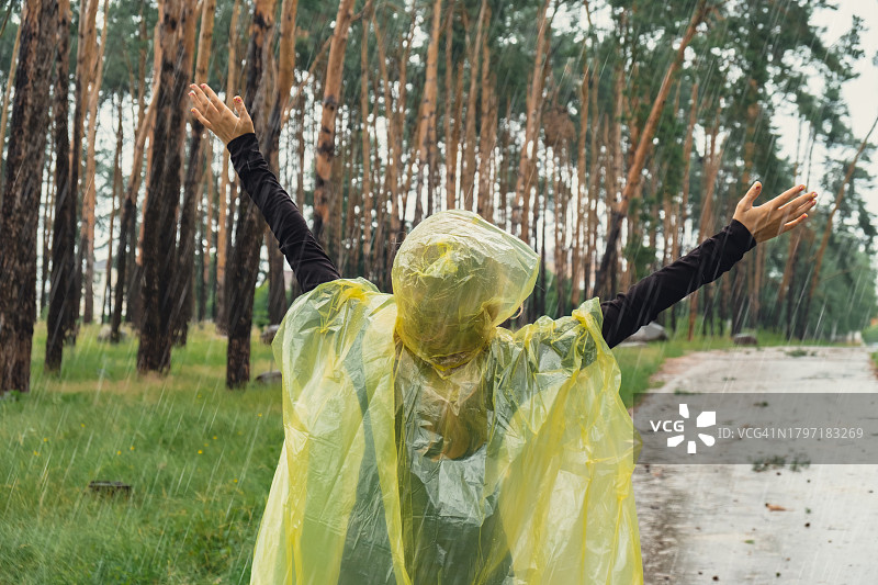 在森林中张开双臂的女人图片素材