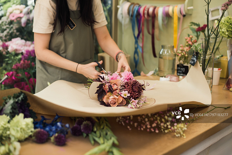 年轻女花艺师制作鲜花花束图片素材