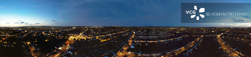 英国卢顿市中心夜间照明鸟瞰图图片素材