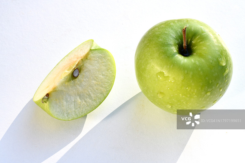 青苹果特写，在桌子上图片素材