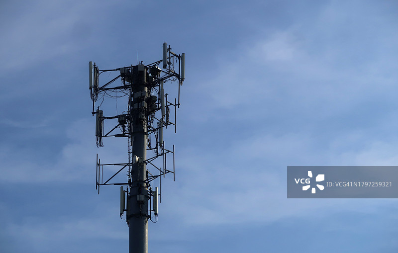 以晴朗天空为背景的通信塔图片素材