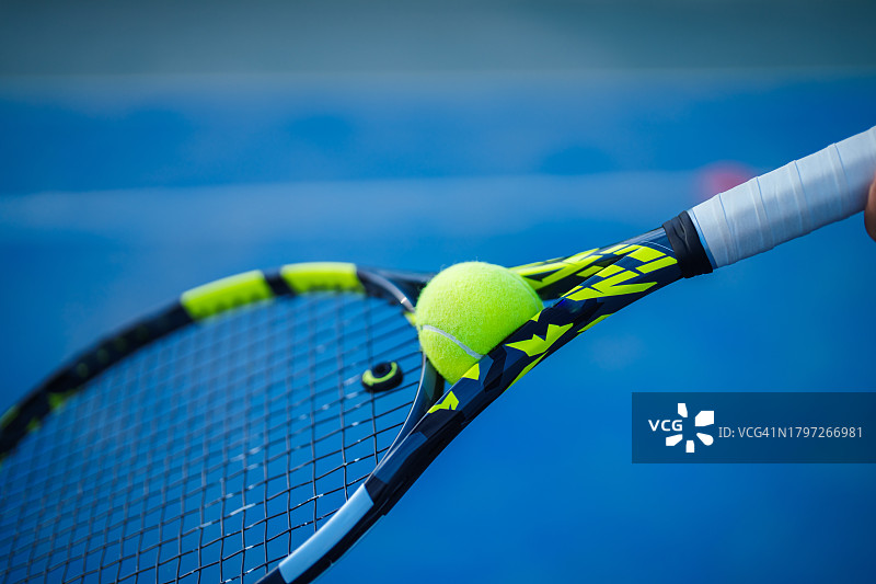 网球卡在球拍颈部图片素材