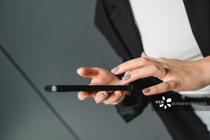 使用智能手机工作的女商人图片素材