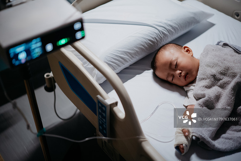 亚洲小男孩手持输液管图片素材
