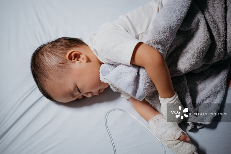 亚洲小男孩手持输液管图片素材