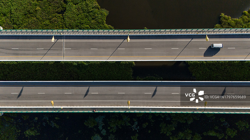 在桥上行驶的汽车的高角度视图图片素材