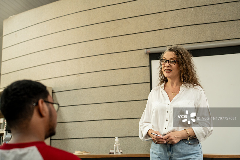 大学教授与学生交谈图片素材
