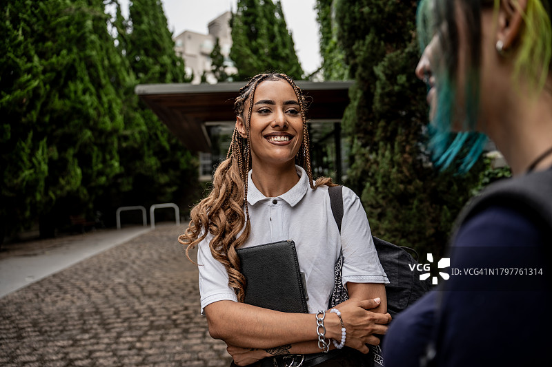 大学生在校园外交流图片素材