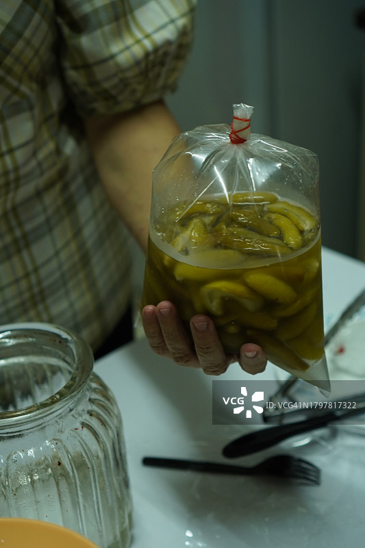 透明玻璃瓶装马丹糖浆图片素材