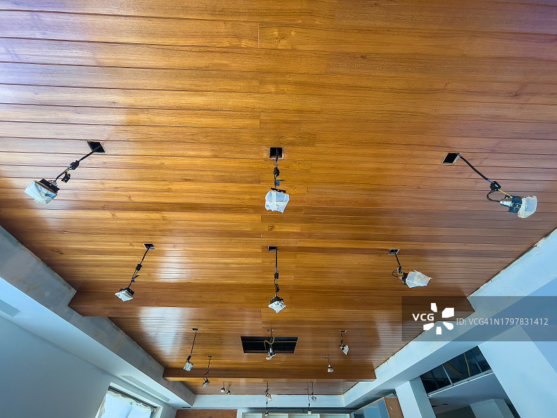 未完工的房屋结构，配有未完成的木制家具和灯具图片素材