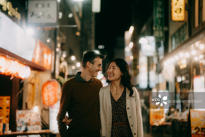 情侣欣赏东京夜景图片素材