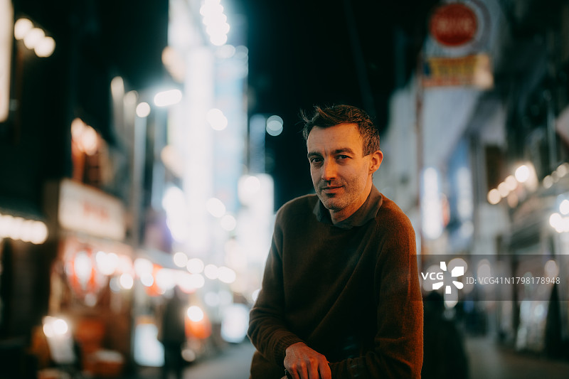 夜晚在东京，男子看着镜头图片素材