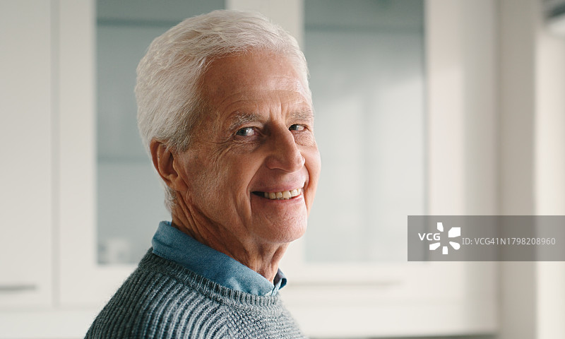 居家养老的快乐老人：面带微笑，神情乐观，尽享退休生活图片素材