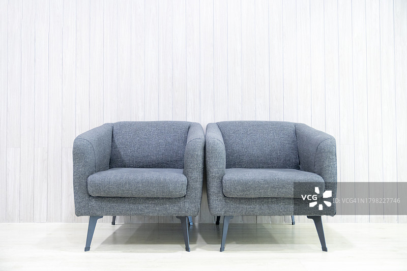 极简客厅与灰色沙发图片素材