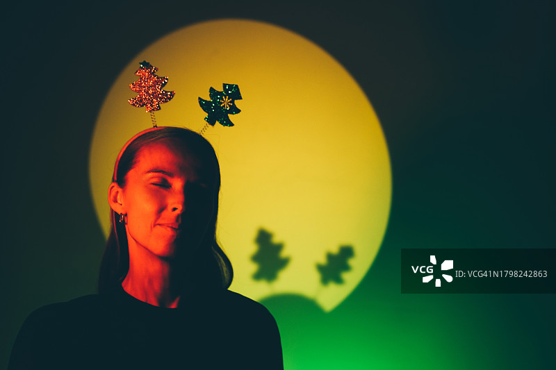 戴着圣诞角的有趣女人图片素材