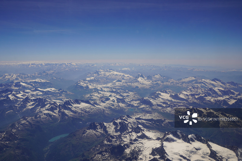 意大利雷亚莱塞雷索莱水库阿尔卑斯山雪景图片素材