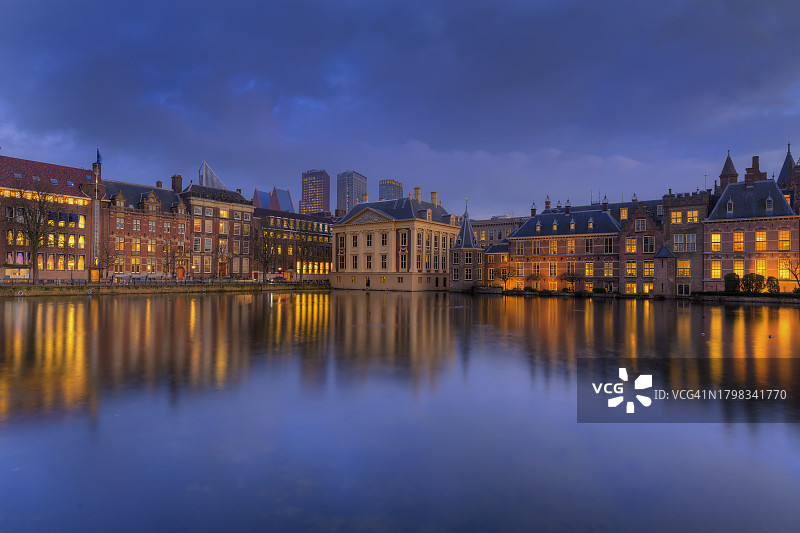 夜晚，宾嫩霍夫宫、莫瑞泰斯皇家美术馆和政府建筑在霍夫费弗湖中的倒影图片素材