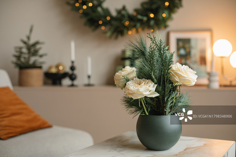 圣诞节客厅餐桌花卉装饰与杉树枝花瓶图片素材