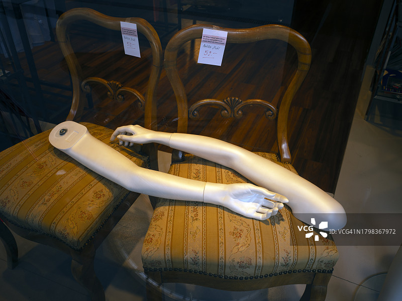 椅子上的人体模型手臂图片素材