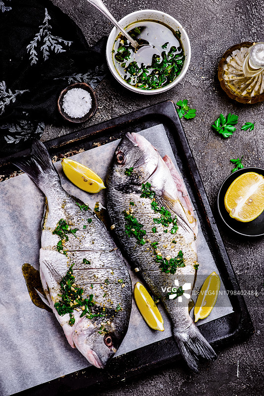 烤多拉多鱼配香草和烤土豆图片素材