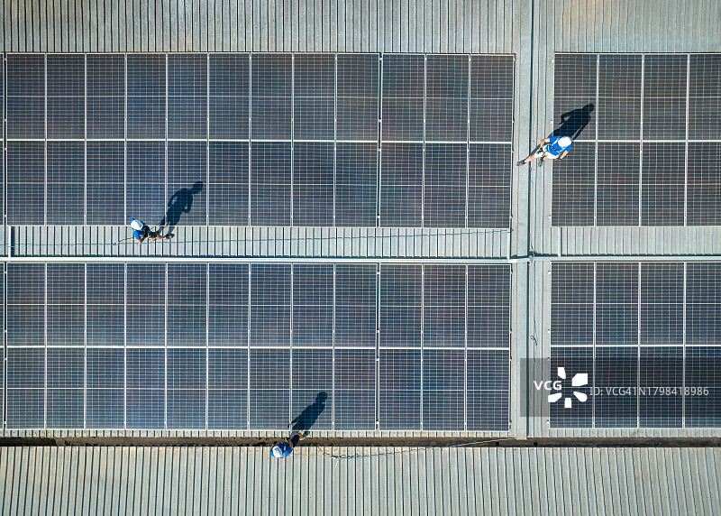 检查太阳能电池板安装图片素材