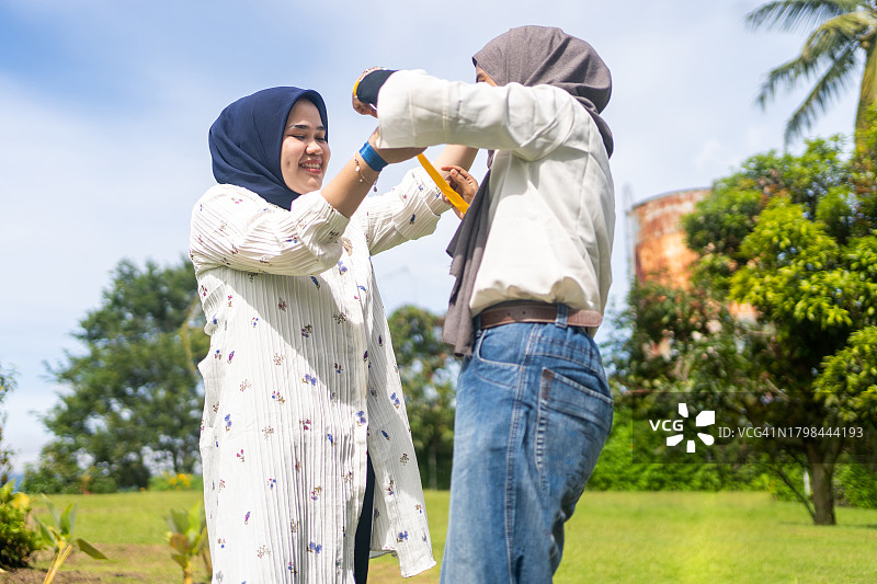两个姐妹玩跳绳游戏图片素材