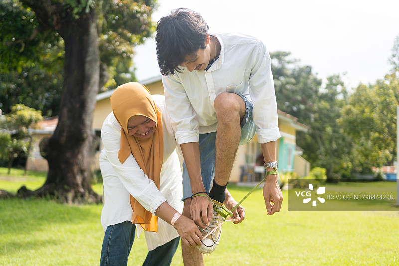 母子玩跳绳游戏图片素材