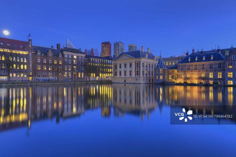 满月升起在海牙内庭、莫瑞泰斯皇家美术馆和政府大楼上方图片素材