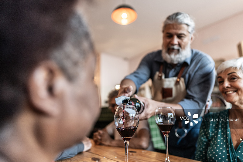服务员在餐厅为顾客提供葡萄酒图片素材