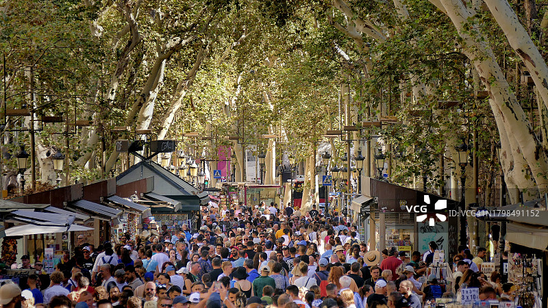巴塞罗那“兰布拉”大街上的人群图片素材