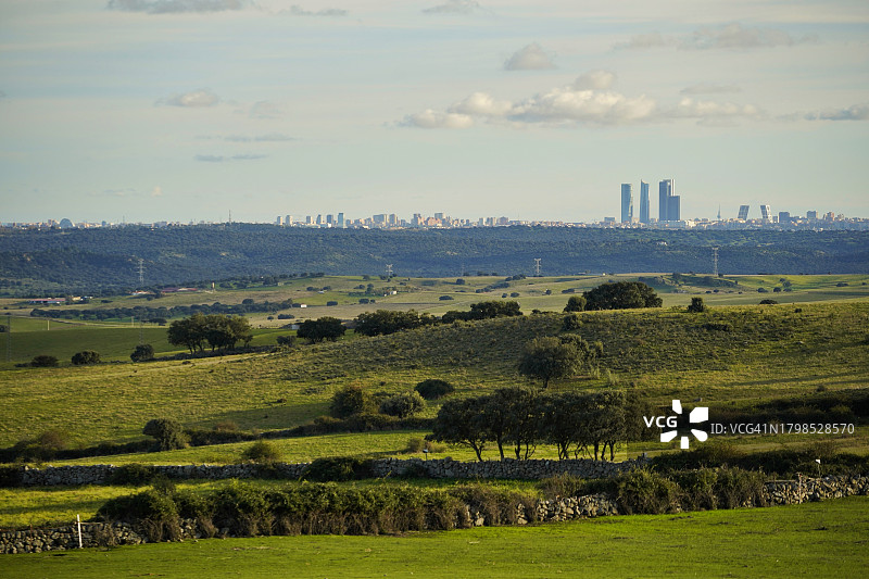 田野远处的马德里图片素材