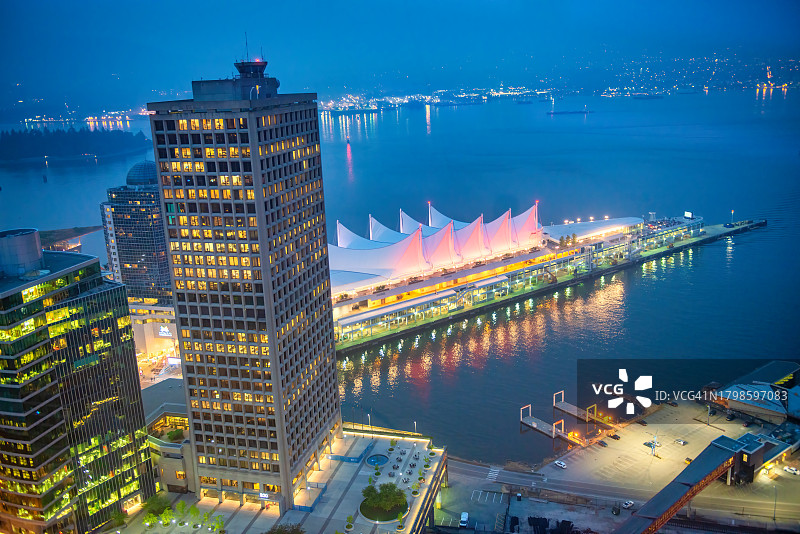 加拿大不列颠哥伦比亚省温哥华夜间航拍天际线图片素材