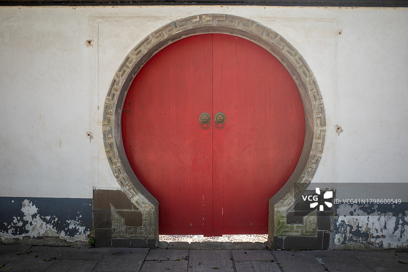 中式传统红色圆形封闭门图片素材