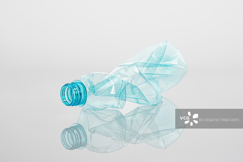 浅蓝色碎瓶子的工作室照片，带剪切路径图片素材