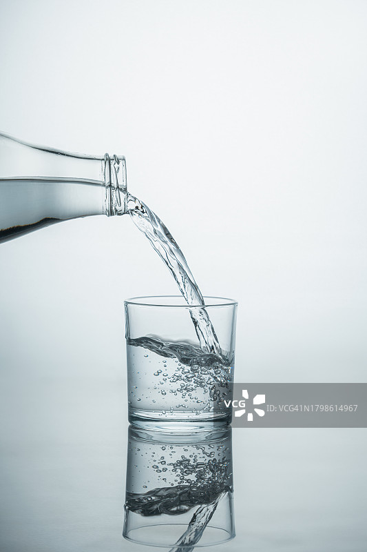 玻璃杯倒水特写，含抠图路径图片素材