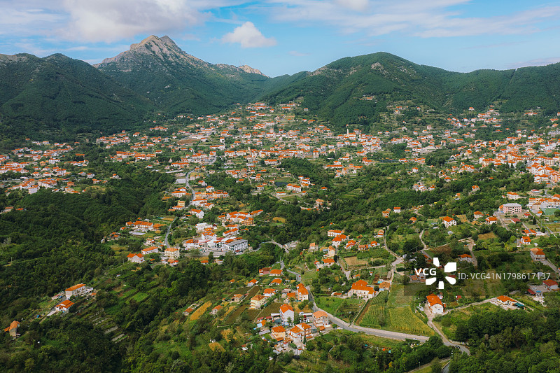 阿马尔菲海岸，雄伟山景中绿色山丘上城市的航拍视角图片素材