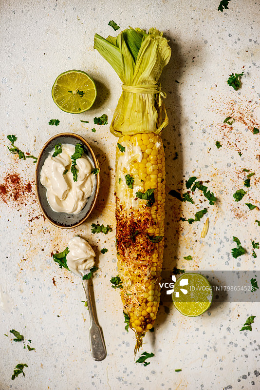 墨西哥街头玉米配香辣蛋黄酱图片素材