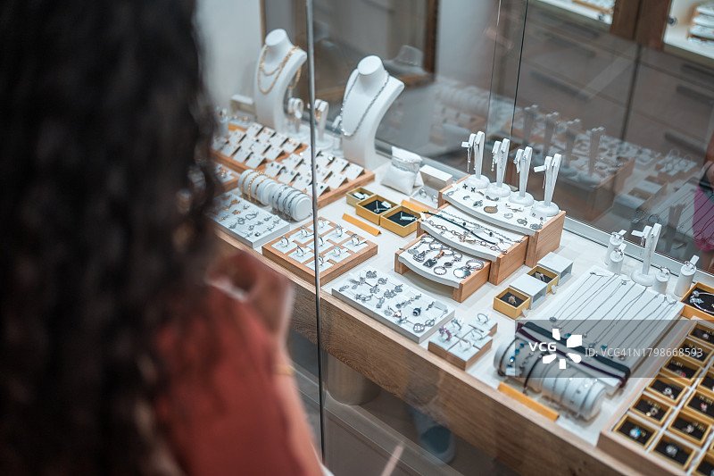 西班牙裔女性在珠宝店橱窗购物图片素材