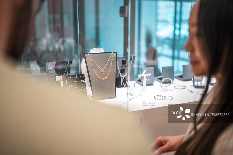 探索珠宝展示柜的多样化夫妇图片素材