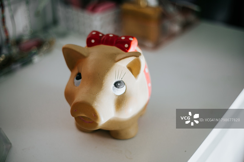 投下阴影的储蓄罐.金钱图片素材