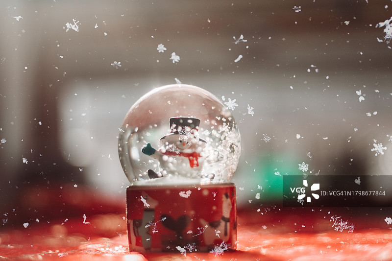 里面有雪人的雪花水晶球图片素材
