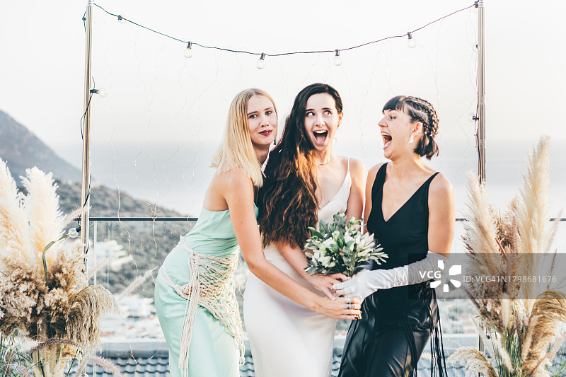 新娘与伴娘合影图片素材