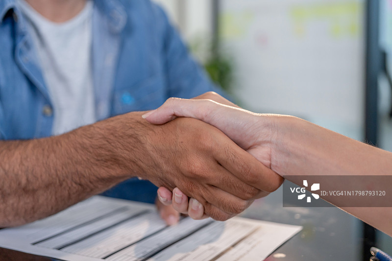 商人和求职者握手达成聘用协议图片素材