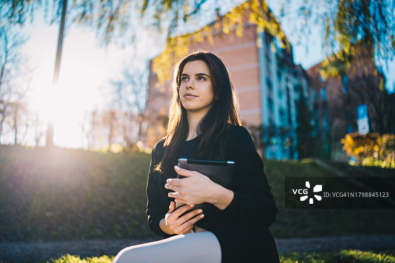 年轻女人用平板电脑进行银行交易并喝咖啡照片图片素材