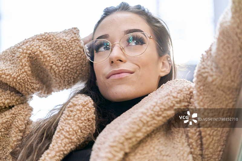 戴眼镜的美丽女子自拍图片素材