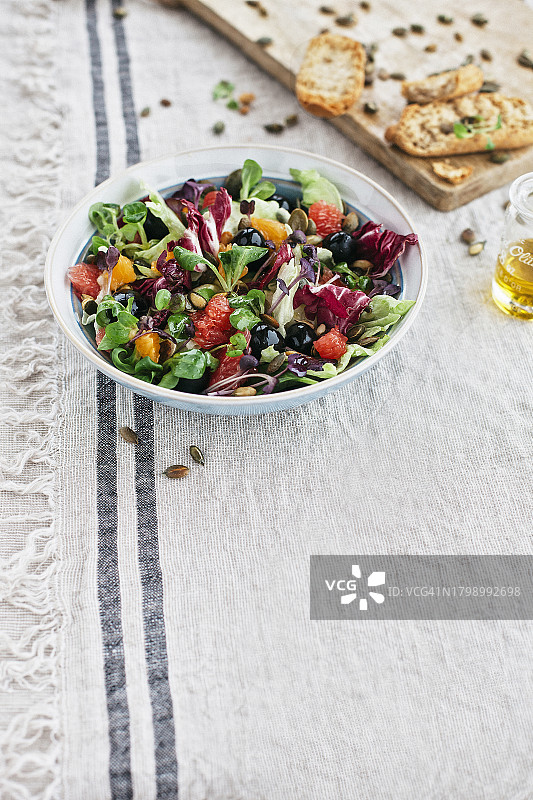 菊苣，葡萄柚，橙子，橄榄，微型蔬菜和种子沙拉图片素材